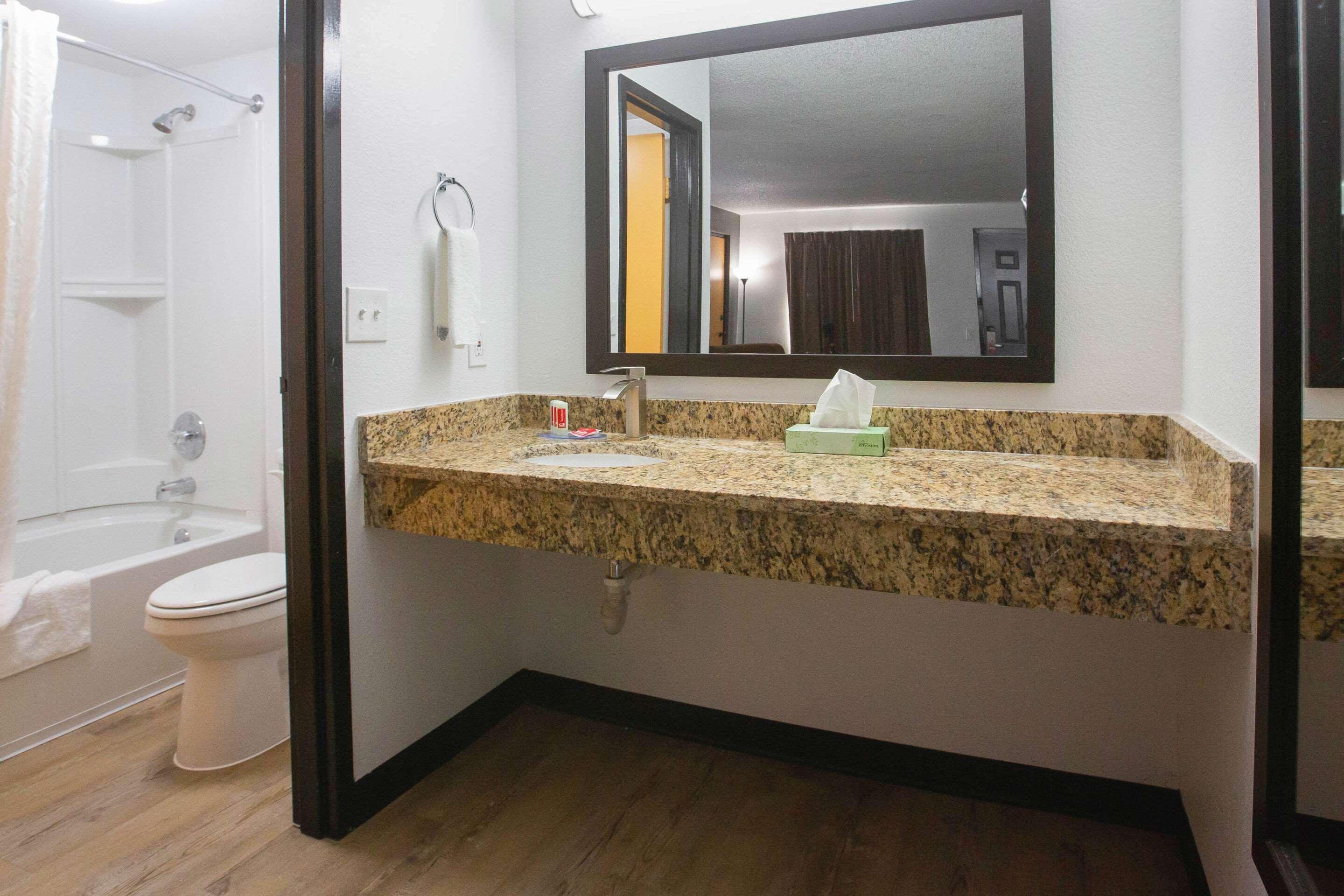 לית'וניה Econo Lodge מראה חיצוני תמונה