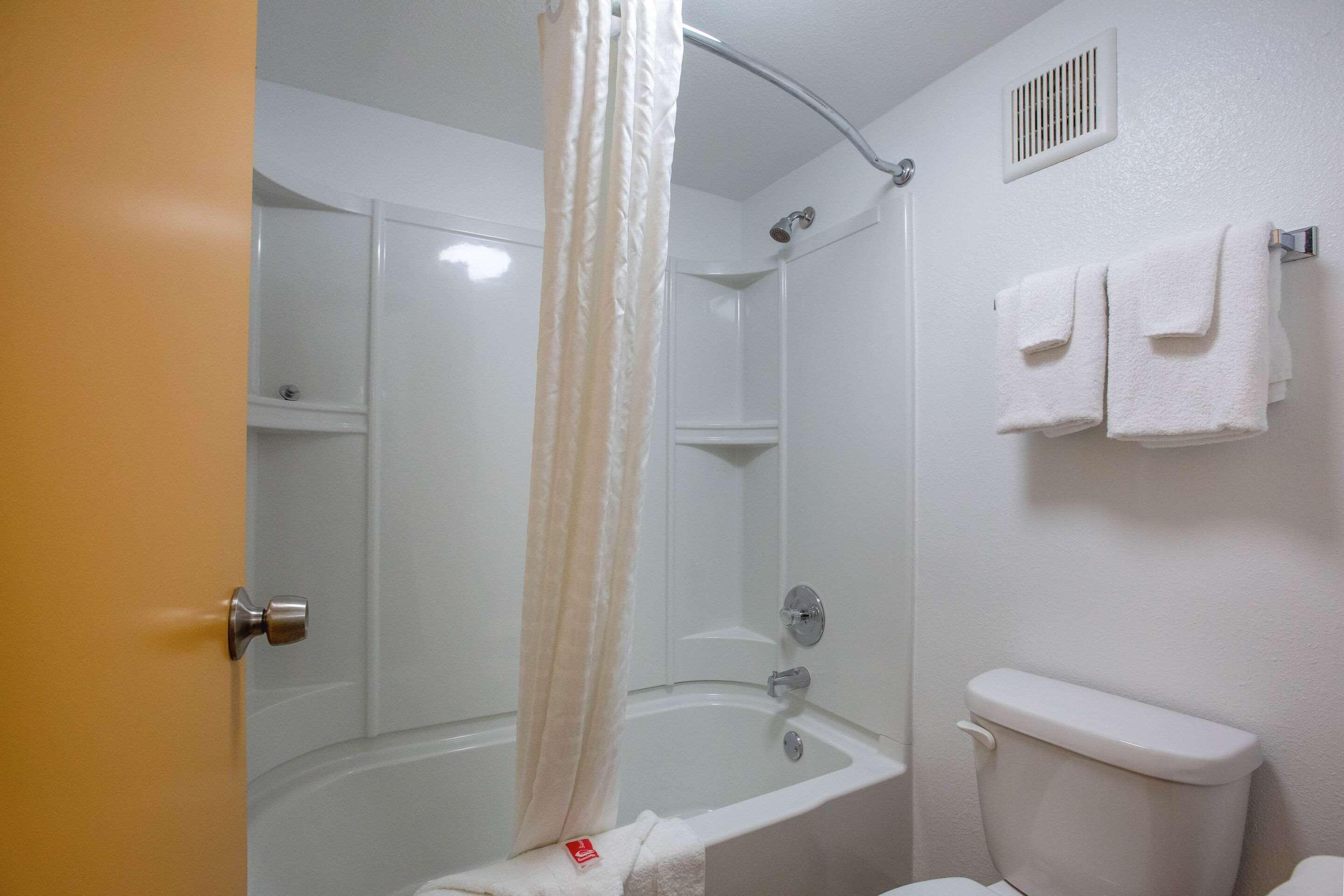 לית'וניה Econo Lodge מראה חיצוני תמונה